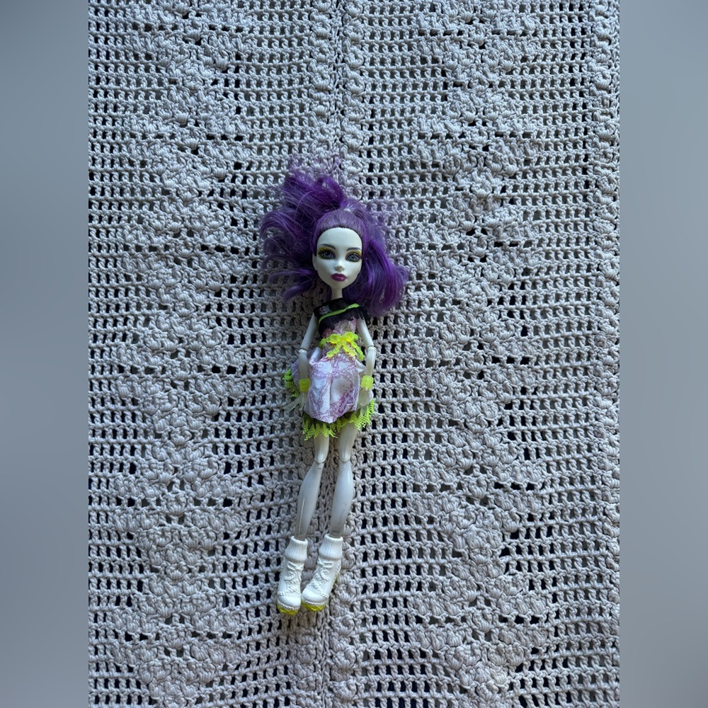 Monster High 2008 Mattel Ghoul Sports Spectra Vondergeist Doll Tennis